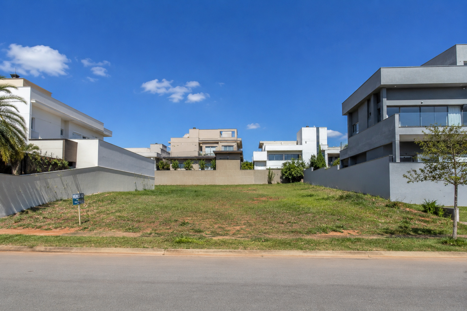 Foto do terreno vazio